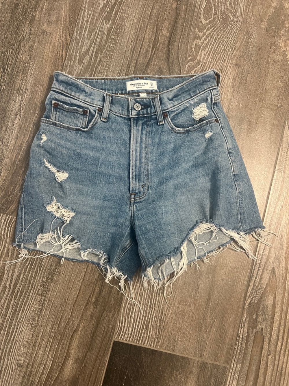 Abercrombie the 4” mom short curve love Distressed High-Rise Shorts Size 0/25